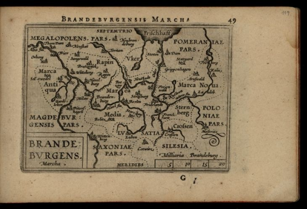 Ein altes Buch mit einem schwarzen Hintergrund, das eine detaillierte Karte der Brandenburg-Region Deutschlands zeigt, einschließlich geografischer Merkmale wie Flüsse, Berge und Städte, sowie begleitenden Text über die Region.