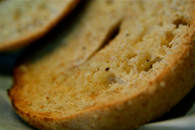 Zwei Brotscheiben auf einem Teller.