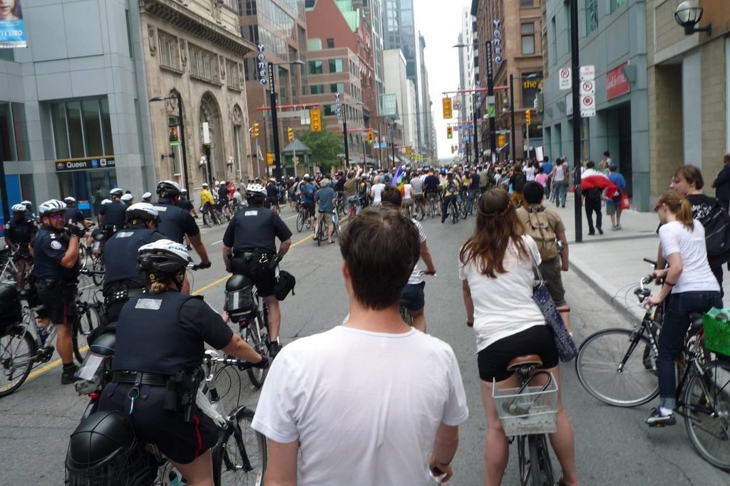 Geb\303\244ude mit wenigen Fahrradfahrern auf der Stra\303\261e.