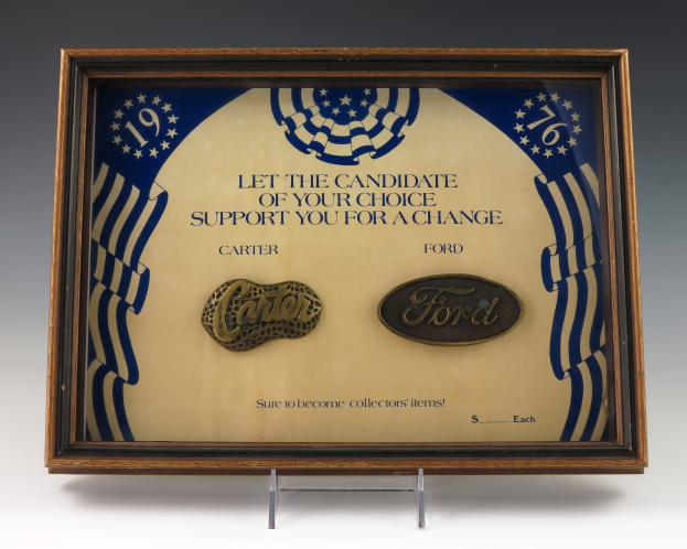 Ein gerahmtes Poster mit dem Text 'Lassen Sie den Kandidaten Ihrer Wahl Sie unterstützen für einen Wandel' und Ford- und Carter-Logos.