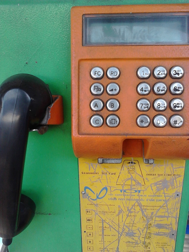 Ein grünes und oranges Telefon.