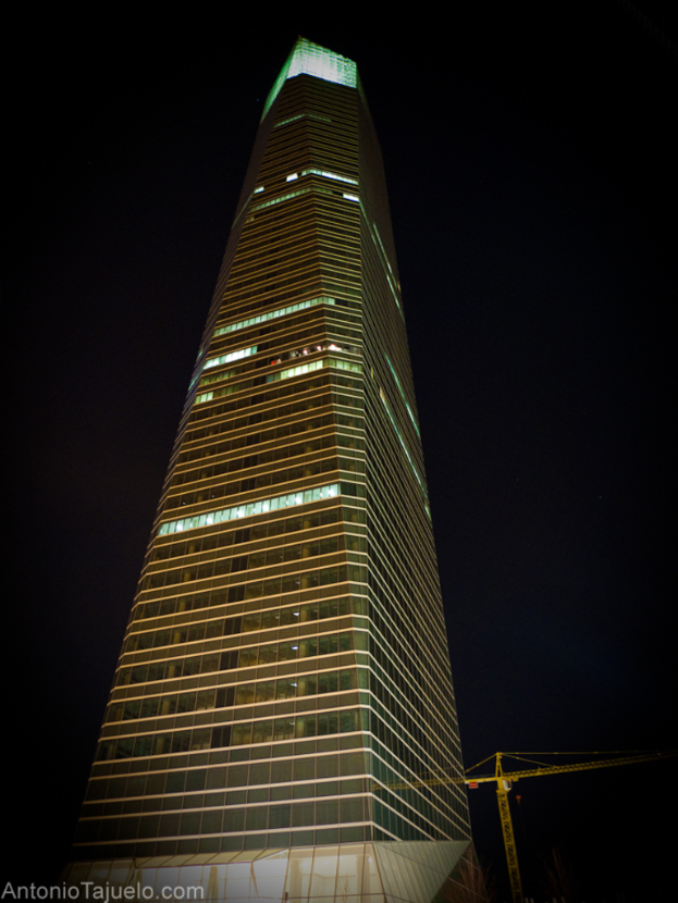 Ein hoher Turm mit Lichtern an der Spitze.