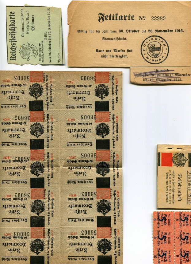 Sammlung alter deutscher Fahrkarten und Marken auf weißem Hintergrund, einige mit gedrucktem Text und Zahlen.