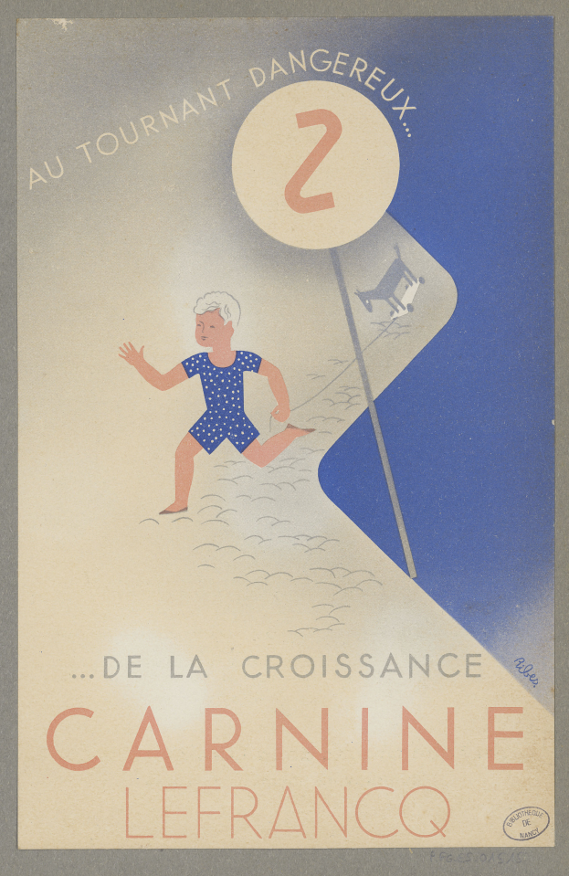 Eine Person in einem hellgelben Kleid lächelt in der Mitte eines Karnevalplakats, umgeben von der fettgedruckten Schrift 'Karneval'.