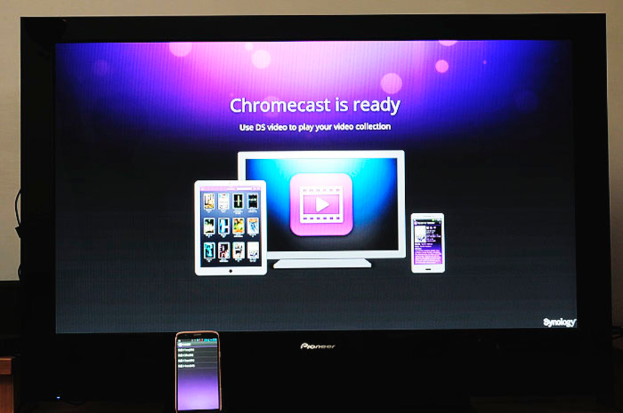 Ein Smartphone, das Text anzeigt, im Vordergrund mit einem Fernseher in der Mitte, der Bilder von elektronischen Geräten und Text auf seinem Bildschirm zeigt.