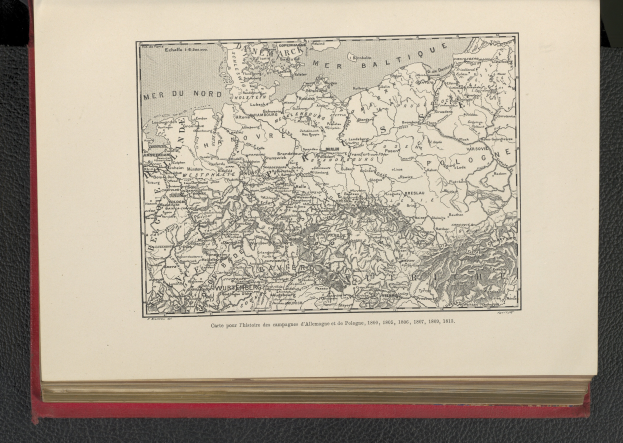 Ein aufgeschlagenes Buch, das eine detaillierte Karte von Deutschland zeigt, auf einer schwarzen Oberfläche liegt.