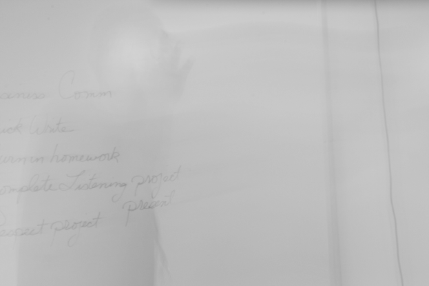 Ein Blatt Papier mit etwas Geschriebenem darauf.