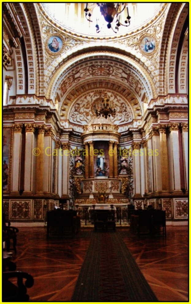 Das Innere einer Kirche mit Statuen, Säulen, Stühlen und verschiedenen Gegenständen auf dem Boden, mit sichtbaren Lichtern oben.
