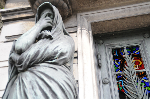 Mehrere Skulpturen sind im Vordergrund zu sehen.