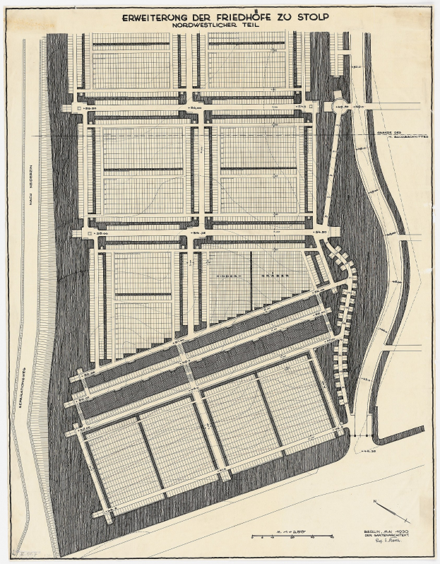 Alte Stadtkarte mit detaillierten Gebäudeplänen, Straßenplänen und handschriftlichen Textanmerkungen.
