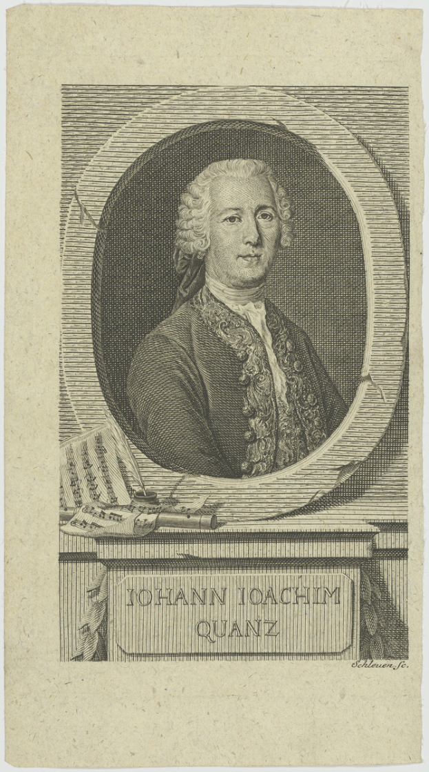 Porträt von Johann Joachim Quanz, einem Mann mit kurzen dunklen Haaren, der ein weißes Hemd trägt, mit einem ernsten Gesichtsausdruck, die Hände gefaltet, in einer würdevollen Pose stehend.