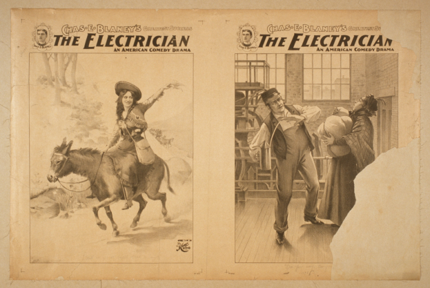 Frau auf einem Pferd links mit drei Personen rechts, eine hält einen Hut, vor einem Gebäude mit Fenstern; Text oben lautet "The Electrician - Ein amerikanisches Comedy-Drama".
