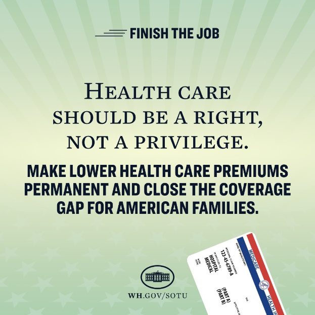 Ein Plakat mit der Aufschrift "Beende den Job: Gesundheit sollte ein Recht sein, nicht ein Privileg" und eine Karte mit der Aufschrift "Mache niedrigere Gesundheitskosten permanent und schließe die Lücke in der Deckung für amerikanische Familien."