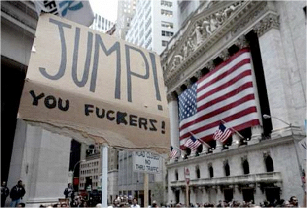 Eine große Menschenmenge mit Schildern und US-Flaggen vor Gebäuden.