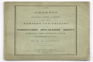 Offenes Buch mit dem Titel "An Address Delivered Before a Meeting of the Members and Friends of the Pennsylvania Anti-Slavery Society During the Annual Fair" mit sichtbarem gedrucktem Text in schwarzer Tinte.