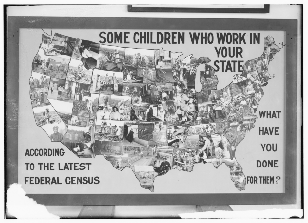 Schwarz-weißes Fotoframe mit einer USA-Karte in der Mitte, das Bilder von Kindern und Text zum Kinderarbeitsthema von einer Bundeszählung zeigt.