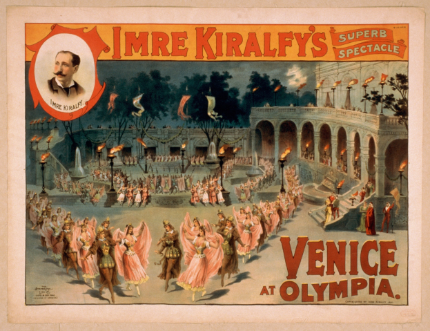 Plakat für Imre Kiralfys Super-Spektakel in Venedig in Olympia, das kostümierte Künstler vor einem gebogenen und säulenreichen Gebäude mit Laternen und Bäumen im Hintergrund und einer Person darunter zeigt.