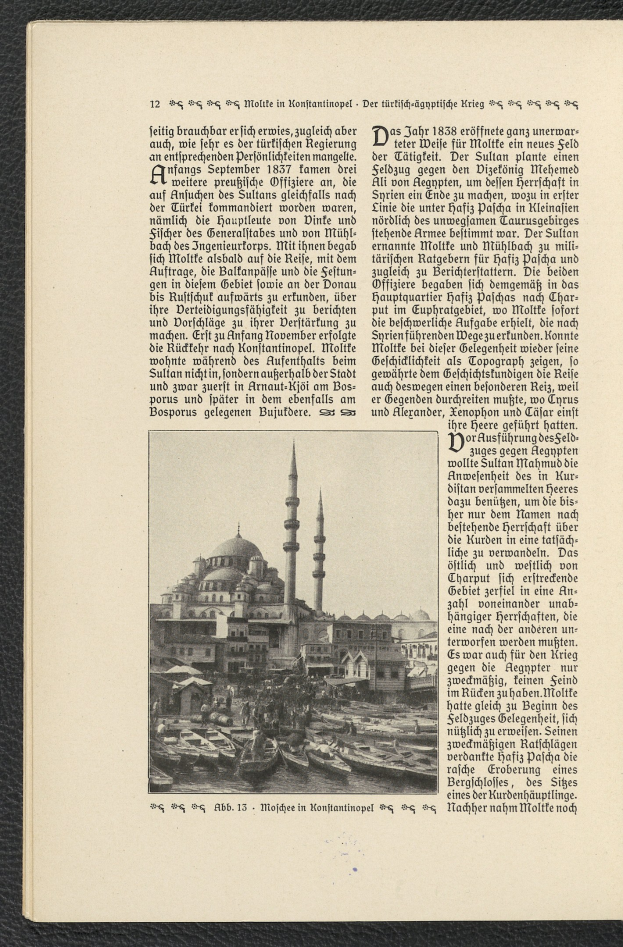 Ein aufgeschlagenes Buch mit einer Moschee-Illustration, umgeben von Gebäuden und Booten auf dem Wasser, mit sichtbarem Text auf der Seite.