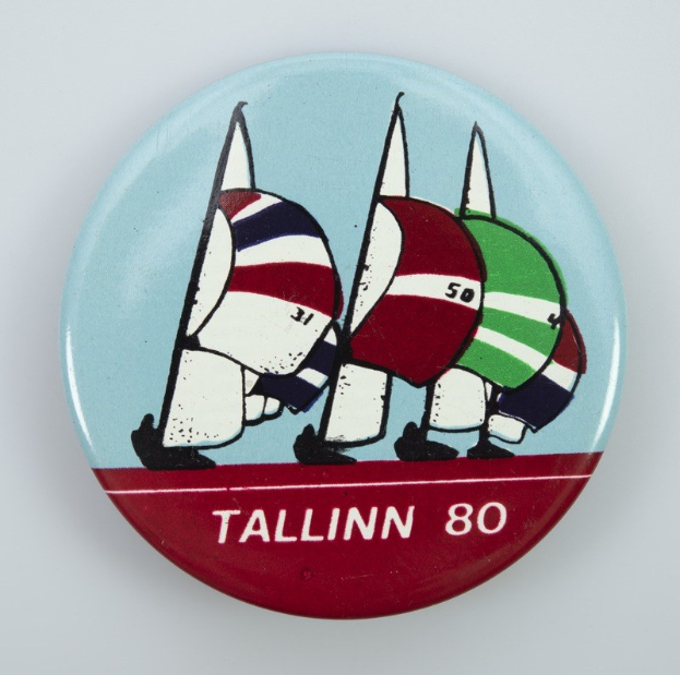 Lettischer MEP Kols schenkte Kaja Kallas einen Aufkleber mit einem "Baltic Chihuahua" vor den Flaggen der baltischen Länder