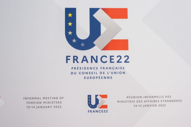 Plakat für "Frankreich 22 - Inoffizielle Sitzung der Außenminister" mit dem EU-Logo, das einen blauen Kreis mit einem weißen Stern und Rahmen sowie schwarzen zentrierten Text zeigt.