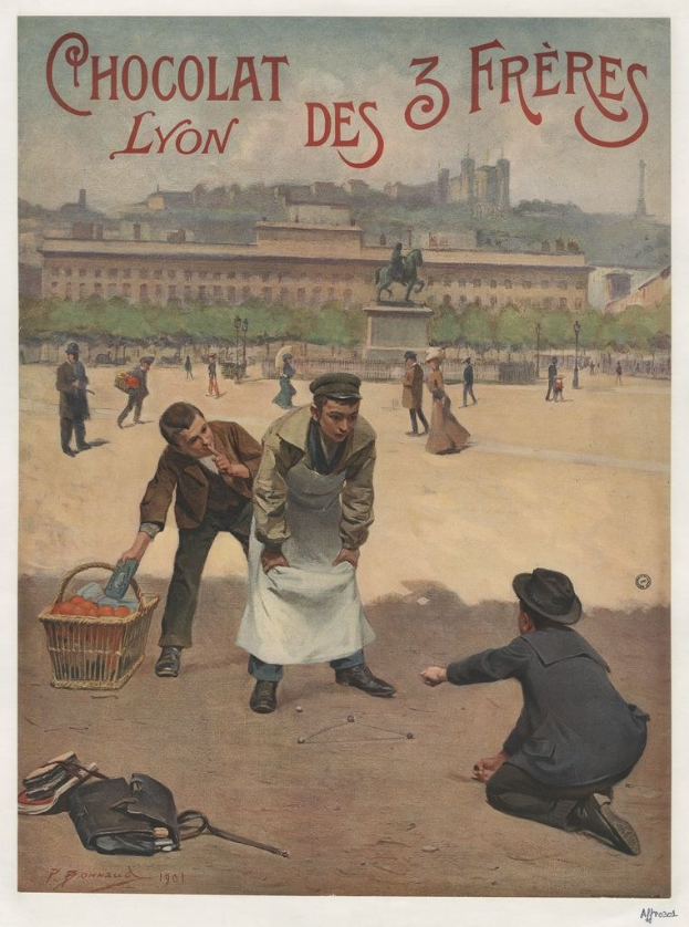 Plakat, das "Chocolat des 3 Freres Lyon" bewirbt, mit einer Gruppe von Menschen, einem Korb mit Früchten im Vordergrund und einer Hintergrundlandschaft mit Gebäuden, Bäumen, einer Statue und einem klaren blauen Himmel.