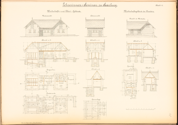 Ein aufgeschlagenes Buch mit einer Hauszeichnung, detaillierte Pläne und Textbeschreibungen des Hauses.
