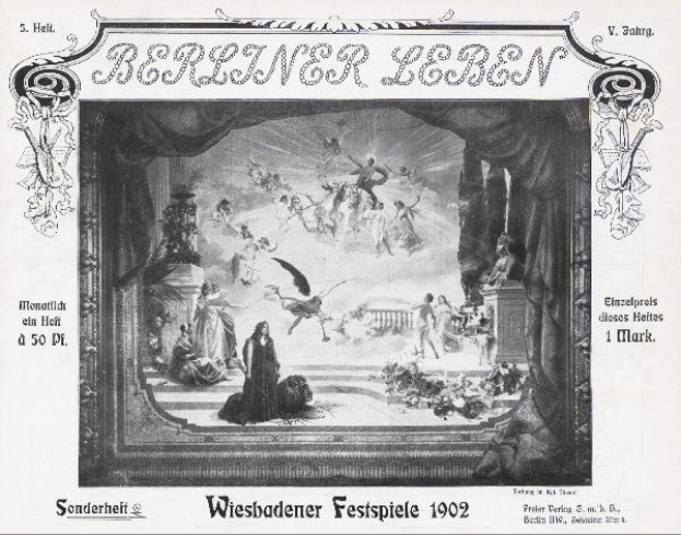 Schwarzes und weißes Foto einer Bühne von den "Wiesbadener Festspielen 1902", auf der Schauspieler in traditioneller deutscher Tracht und ein klatschendes Publikum zu sehen sind.