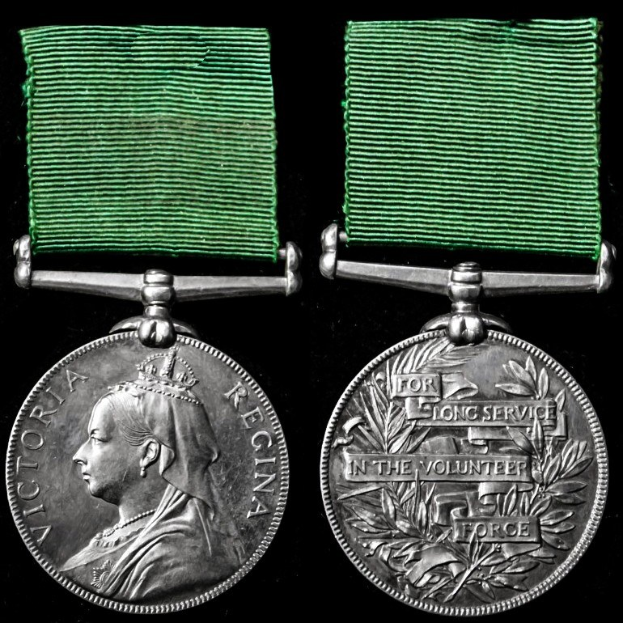 Zwei silberne Medaillen mit grünen Bändern, eine mit einer Personendarstellung und die andere mit eingravierter Schrift, vor schwarzem Hintergrund, wahrscheinlich vom Langgedientem in der Freiwilligen Force.