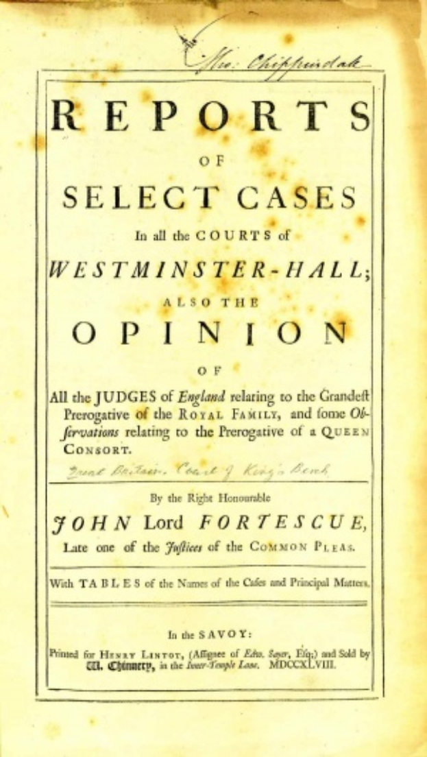 Ein altes Buch mit dem Titel 'Berichte über ausgewählte Fälle in den Gerichten von Westminster-Hall sowie die Meinung von John Lord Fortescue' liegt offen da und zeigt eine Seite mit schwarzem Text.