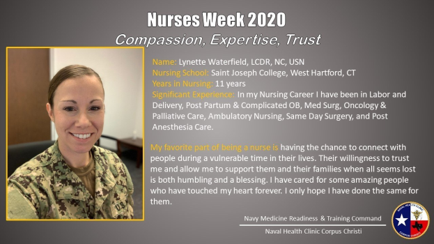 Eine lachende Frau in der Uniform einer Militärschwester, die Nurses Week 2020 mit den Worten "Mitgefühl, Expertise, Vertrauen" repräsentiert.