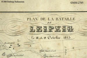 Ein detaillierter alter Stadtplan der Schlacht von Leipzig, der verschiedene Kämpfe zeigt und mit Texten über das Datum, die Uhrzeit und den Ort annotiert ist.