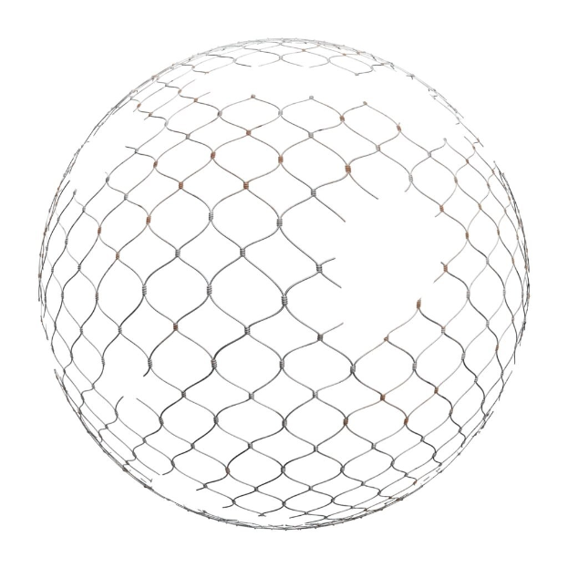 Eine runde Kugel aus galvanisiertem hexagonalem Drahtgeflecht auf einem weißen Hintergrund.