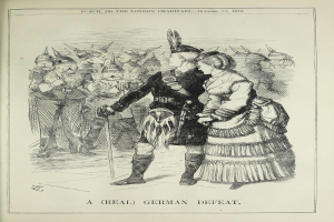 Ein Mann und eine Frau vor einer Menge stehend, wobei der Mann einen Stock hölt, auf einem Papier mit geschriebenen Wörtern und Zahlen, die auf eine deutsche Niederlage hinweisen.