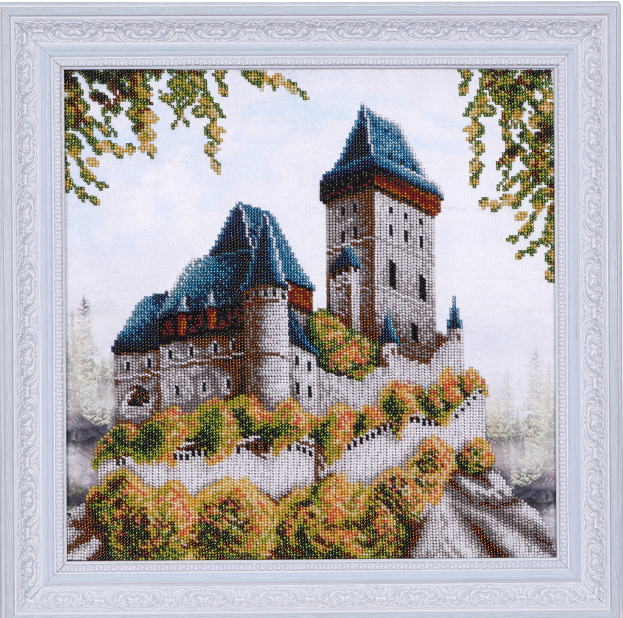 Ein Holzrahmenhaus steht auf einer Baustelle.