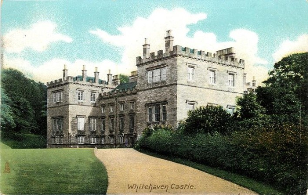 Alte Postkarte von Whitehaven Castle in Schottland, die ein großes Gebäude mit Fenstern, einen Weg, Gras, Pflanzen, Bäume und einen bewölkten Himmel zeigt, mit Text am unteren Rand.