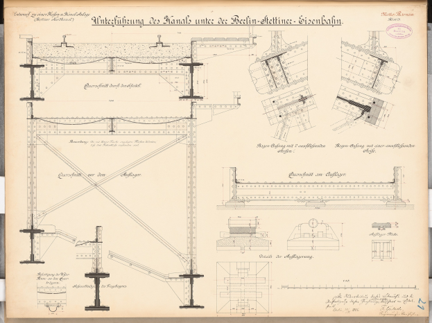 Ein detailliertes architektonischesBlueprint der Berlin-Sienbahnbrücke, das strukturelle Pläne und Anmerkungen auf Papier zeigt.