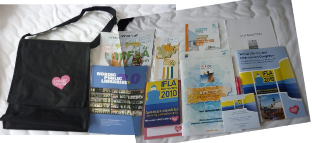 Eine Tasche mit dem Text "Bibliotheksliebhaber" und einige Bücher auf einem Bett.