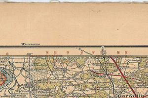 Ein detaillierter alter Stadtplan von Würzburg, Deutschland, mit Straßen, Gebäuden, Sehenswürdigkeiten und einer roten Linie, die hindurchführt, sowie Texten mit Informationen zur Bevölkerung, Straßen und Sehenswürdigkeiten.