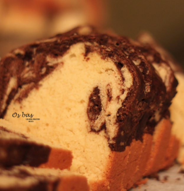 Nahaufnahme von Brotscheiben auf einer Oberfläche mit einem unscharfen Hintergrund und einem Wasserzeichen auf der linken Seite.