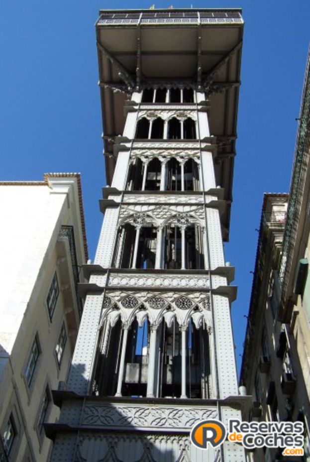 Eine dichte Stadtlandschaft mit zahlreichen Gebäuden und einer sichtbaren Wasserlinie am Boden.