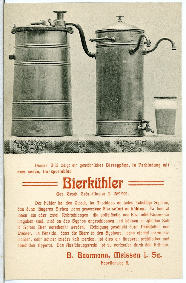Werbung für zwei metallene Bierhumpen und ein Glas Bier auf einem Plakat.