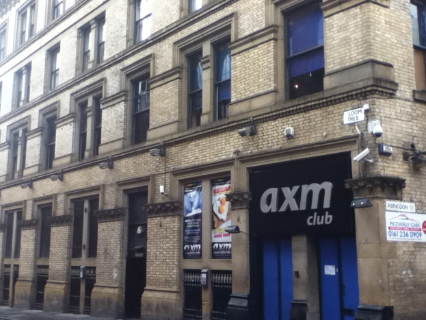 Ein Geschäft mit Plakaten und einem Gebäude im Vordergrund.