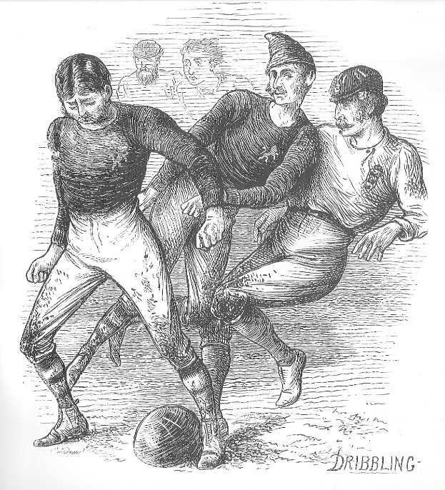 Eine schwarz-weiße Gravur von drei Männern in Fußballuniformen aus dem 19. Jahrhundert, die ein Spiel spielen, wobei einer in der Mitte den Ball dribbelt.