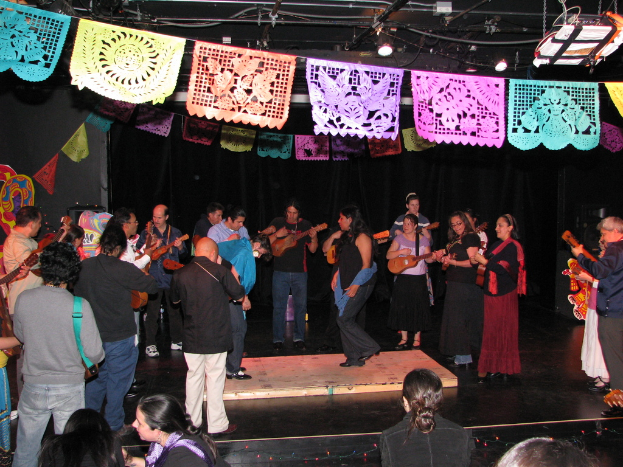 Menschen, die Musikinstrumente spielen, in der Mitte des Bildes, mit Dekorationen und Lichtern oben und einem Boden unten.