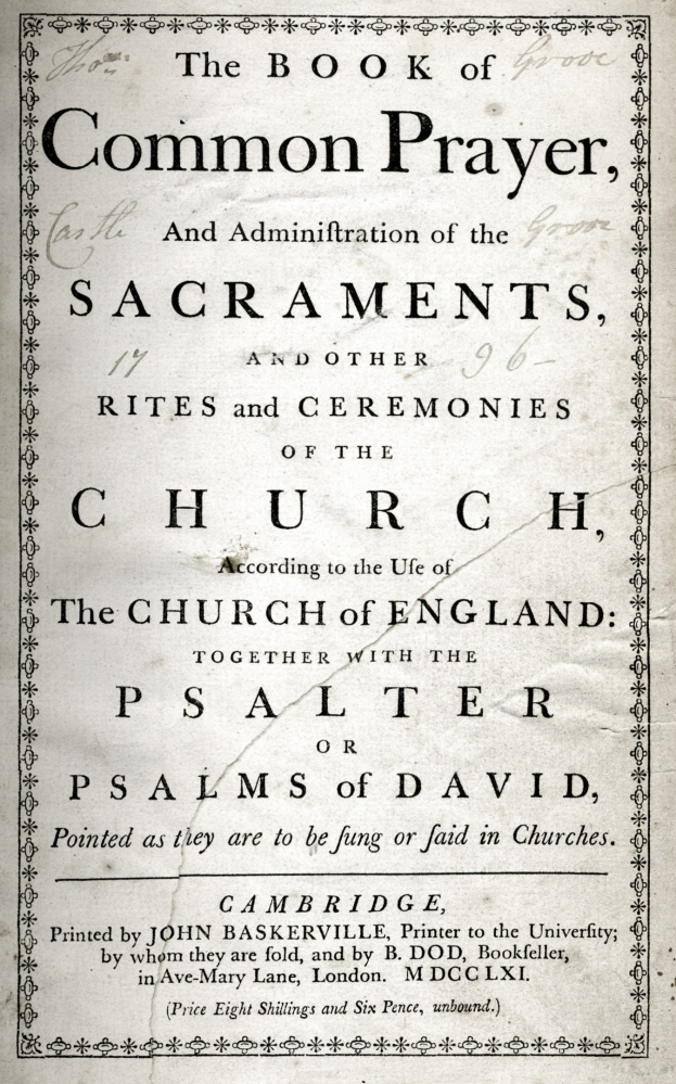 Ein altes, offenes Buch mit dem Titel "The Book of Common Prayer and Administration of the Sacraments, Rites and Ceremonies of the Church of England" mit schwarzer Tinte auf der Seite.