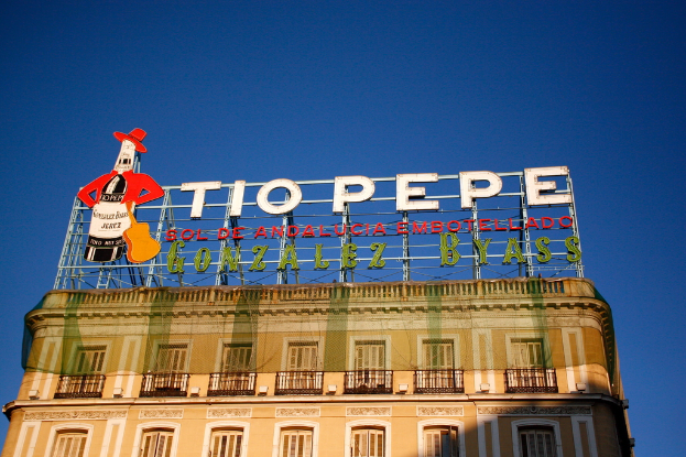 Ein Gebäude mit einem Netz und Namensschildern, mit dem Himmel im Hintergrund.