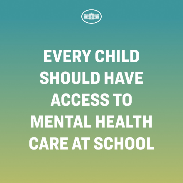 Ein buntes Plakat mit einem blauen Hintergrund und weißer Schrift, auf dem steht: "Jedes Kind sollte Zugang zu psychischer Gesundheit in der Schule haben", mit einem blauen und weißen Kreislogo.