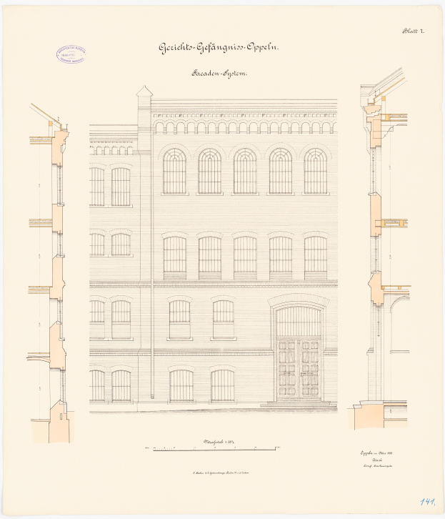 Ein detailliertes Fassadenbild der Gefängungen-Eppeln-Schule in Berlin, das zahlreiche Fenster und eine mittlere Tür zeigt, auf einem Blatt Papier mit handgeschriebener Schrift.