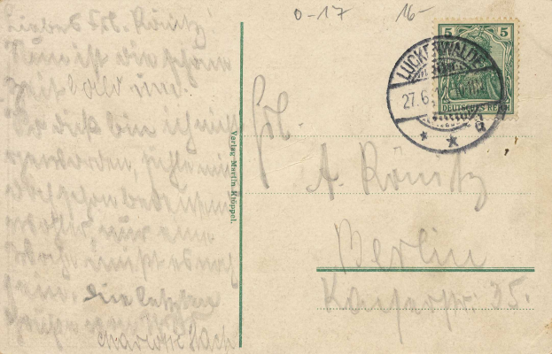 Ein alter Umschlag mit einer Briefmarke, adressiert an Berlin, Deutschland, mit einer Postmarke aus Luxemburg mit Datumsangaben von 1d bis 99d.