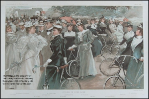 Eine Gruppe von Menschen, die Fahrräder in Hyde Park, London fährt, mit Bäumen und einem Gebäude im Hintergrund, trägt Hüte und Text unten.